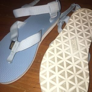 Light blue women’s Tevas